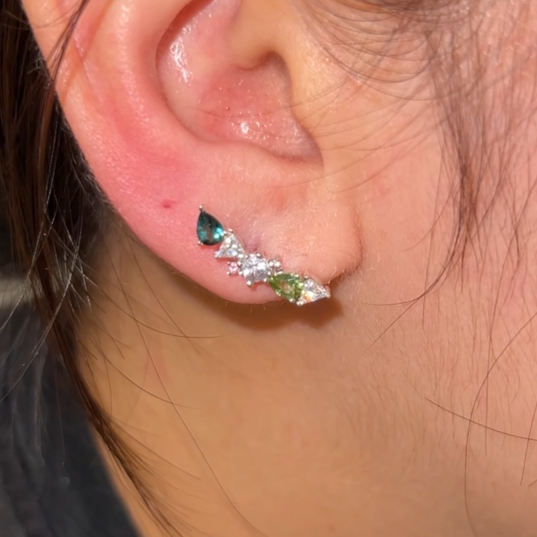 Lunette stud earring