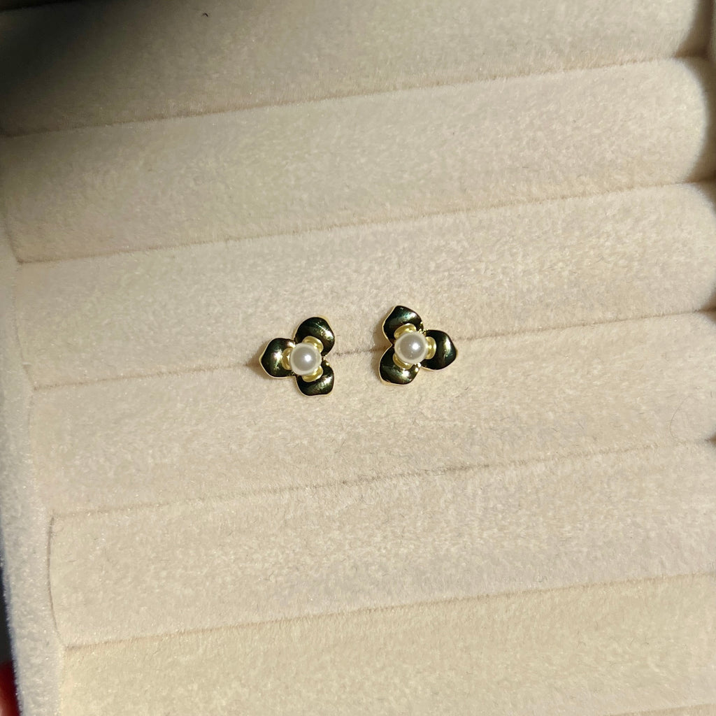 Flor stud earring