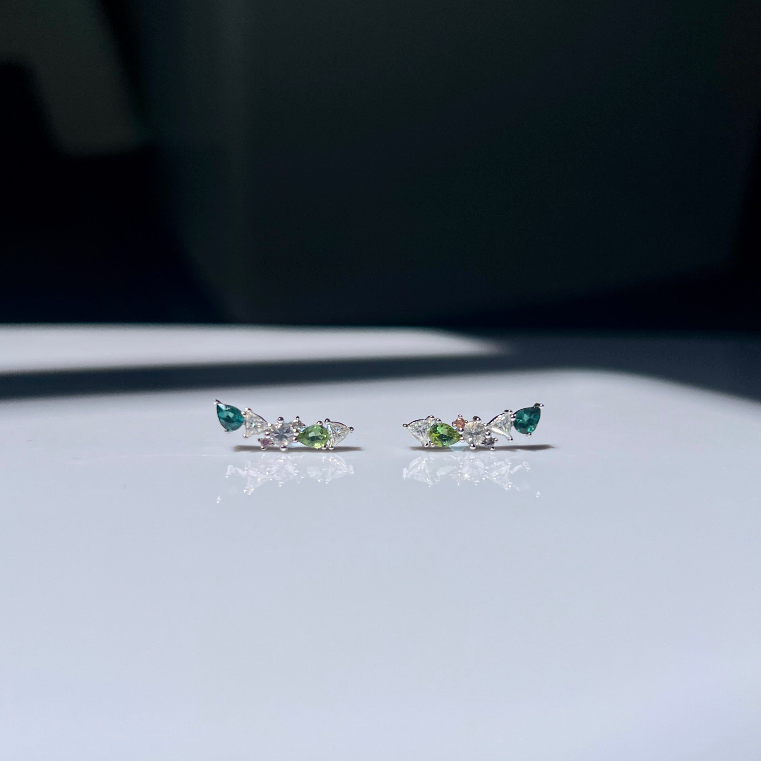 Lunette stud earring
