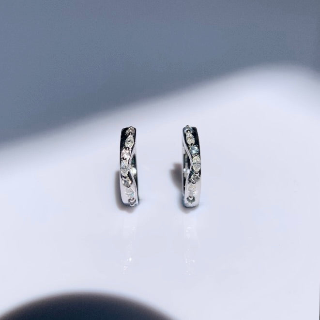 Dione huggies earring