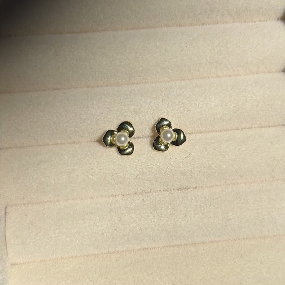 Flor stud earring