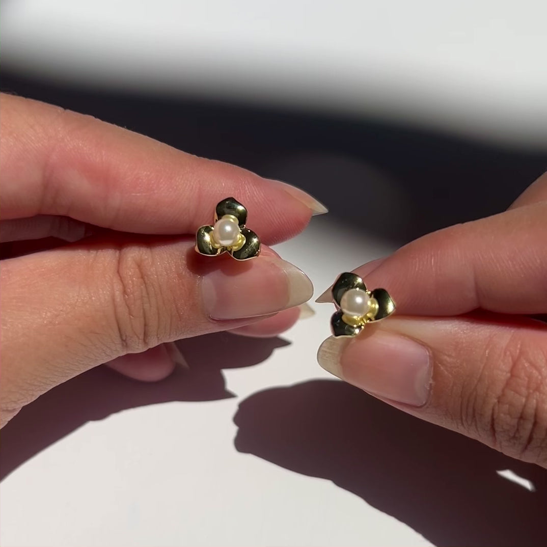 Flor stud earring